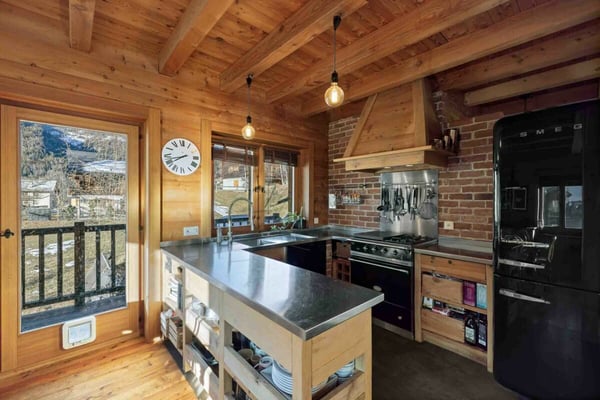 Un chalet d'exception en résidence secondaire, accessible aux acheteurs étrangers, à deux pas du centre du village d'Evolène. 6