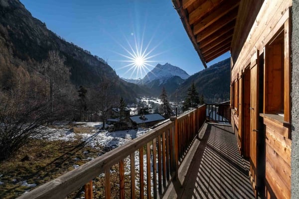 Un chalet d'exception en résidence secondaire, accessible aux acheteurs étrangers, à deux pas du centre du village d'Evolène. 14