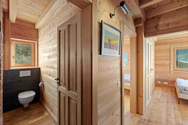 Un chalet d'exception en résidence secondaire, accessible aux acheteurs étrangers, à deux pas du centre du village d'Evolène. 15