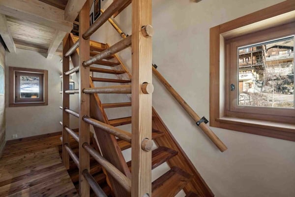 Un chalet d'exception en résidence secondaire, accessible aux acheteurs étrangers, à deux pas du centre du village d'Evolène. 18