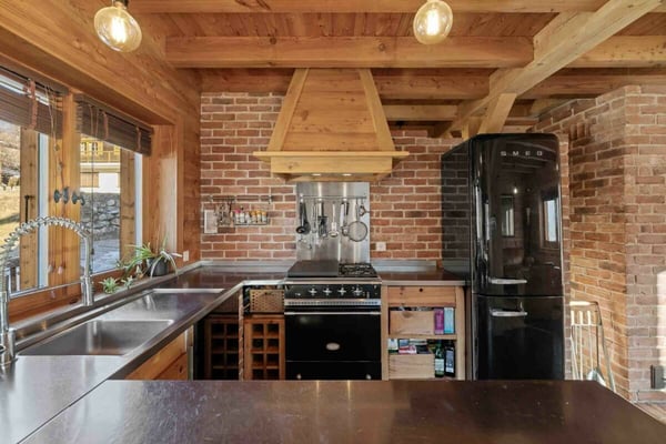 Un chalet d'exception en résidence secondaire, accessible aux acheteurs étrangers, à deux pas du centre du village d'Evolène. 7