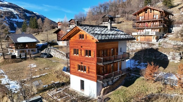 Un chalet d'exception en résidence secondaire, accessible aux acheteurs étrangers, à deux pas du centre du village d'Evolène. 22