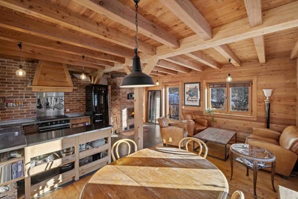 Un chalet d'exception en résidence secondaire, accessible aux acheteurs étrangers, à deux pas du centre du village d'Evolène. 5