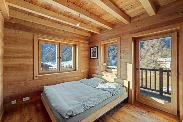 Un chalet d'exception en résidence secondaire, accessible aux acheteurs étrangers, à deux pas du centre du village d'Evolène. 12