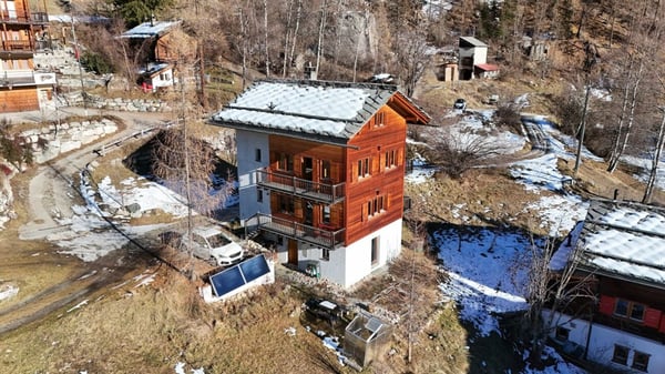 Un chalet d'exception en résidence secondaire, accessible aux acheteurs étrangers, à deux pas du centre du village d'Evolène. 23
