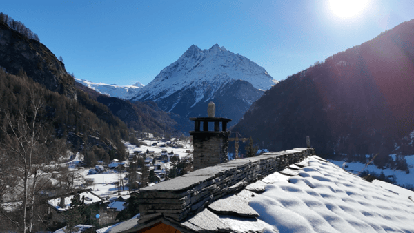 Un chalet d'exception en résidence secondaire, accessible aux acheteurs étrangers, à deux pas du centre du village d'Evolène. 25