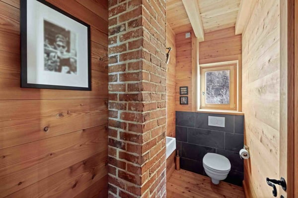 Un chalet d'exception en résidence secondaire, accessible aux acheteurs étrangers, à deux pas du centre du village d'Evolène. 16