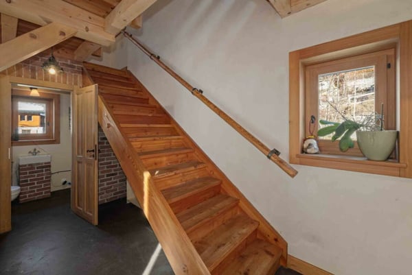 Un chalet d'exception en résidence secondaire, accessible aux acheteurs étrangers, à deux pas du centre du village d'Evolène. 10