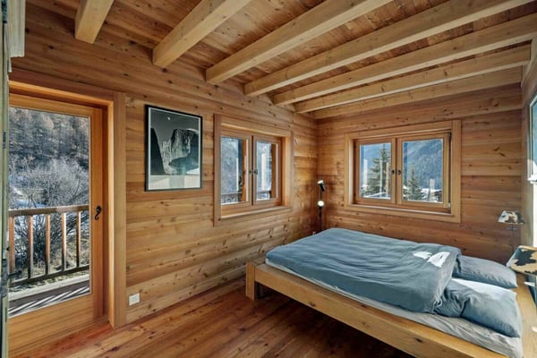 Un chalet d'exception en résidence secondaire, accessible aux acheteurs étrangers, à deux pas du centre du village d'Evolène. 13