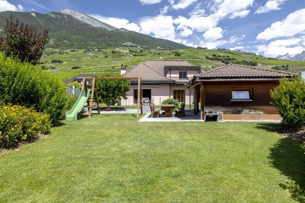 Splendide villa 6 pièces 1/2 de 297 m2 avec un magnifique extérieur 1