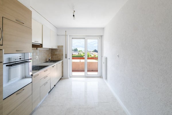 Lumineux appartement de 3,5 pièces rénové, offrant une surface brute de 79 m² 4