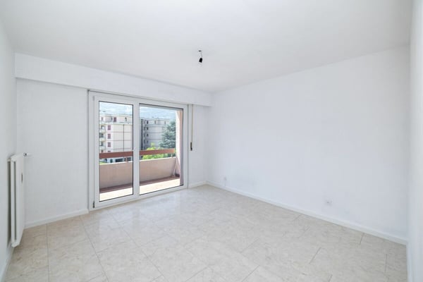 Lumineux appartement de 3,5 pièces rénové, offrant une surface brute de 79 m² 9