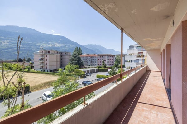 Lumineux appartement de 3,5 pièces rénové, offrant une surface brute de 79 m² 3