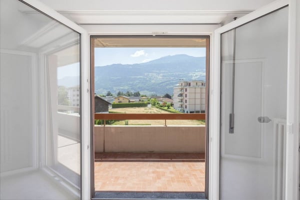 Lumineux appartement de 3,5 pièces rénové, offrant une surface brute de 79 m² 2