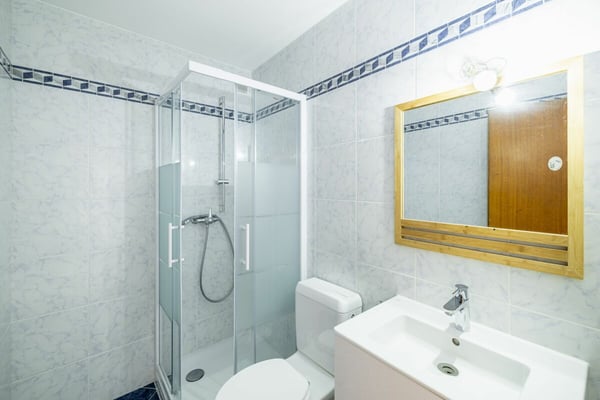 Lumineux appartement de 3,5 pièces rénové, offrant une surface brute de 79 m² 11