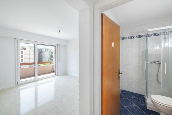 Lumineux appartement de 3,5 pièces rénové, offrant une surface brute de 79 m² 10