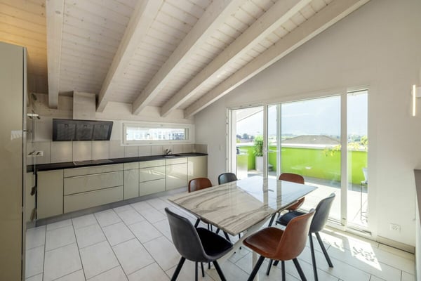 Spacieux attique de 4,5 pièces de 146 m2 bénéficiant d'une vue imprenable sur les Alpes 4