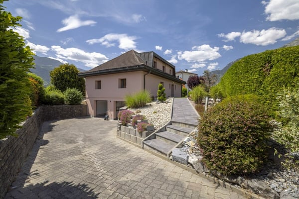 Splendide villa 6 pièces 1/2 de 297 m2 avec un magnifique extérieur 19