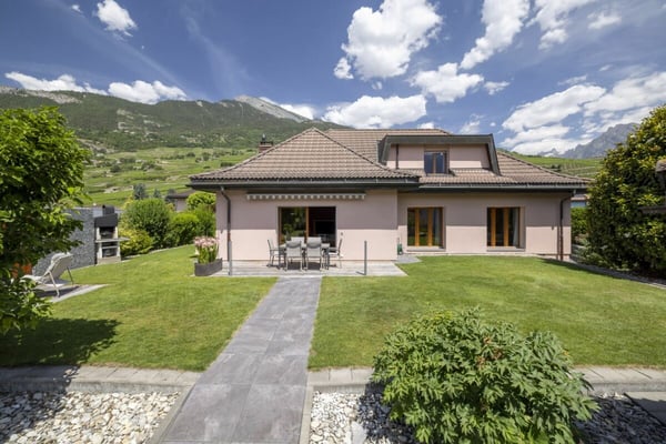 Splendide villa 6 pièces 1/2 de 297 m2 avec un magnifique extérieur 2