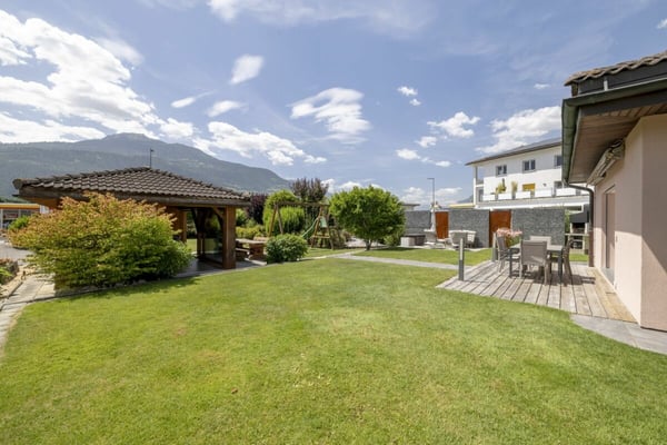 Splendide villa 6 pièces 1/2 de 297 m2 avec un magnifique extérieur 21