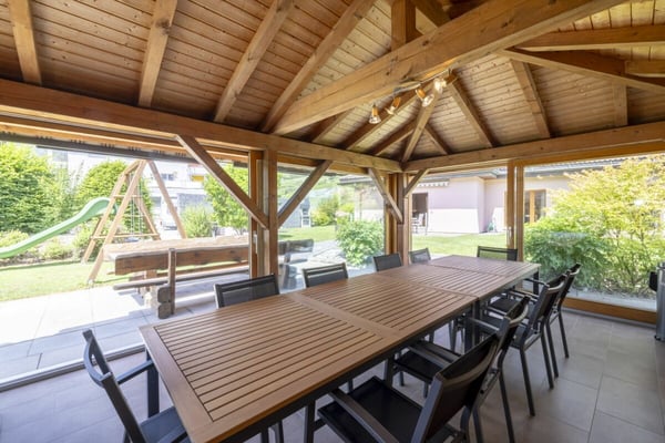 Splendide villa 6 pièces 1/2 de 297 m2 avec un magnifique extérieur 22