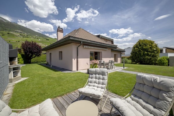 Splendide villa 6 pièces 1/2 de 297 m2 avec un magnifique extérieur 20