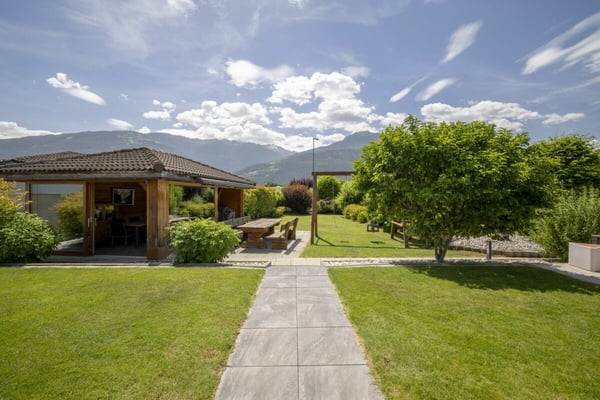 Splendide villa 6 pièces 1/2 de 297 m2 avec un magnifique extérieur 3
