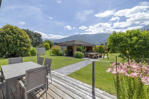 Splendide villa 6 pièces 1/2 de 297 m2 avec un magnifique extérieur 34