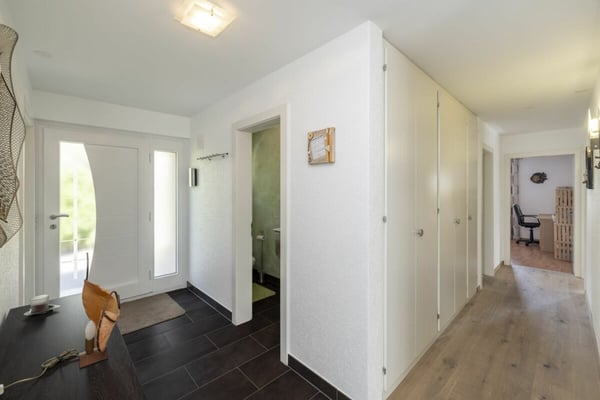 Splendide villa 6 pièces 1/2 de 297 m2 avec un magnifique extérieur 17