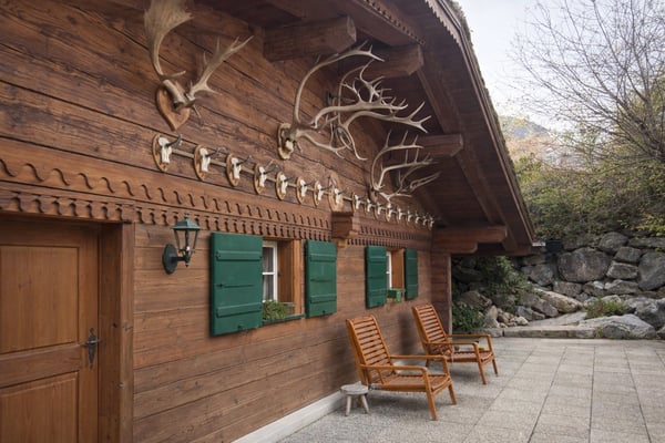 Charming 5.5-Room Chalet for Sale in Lauenen near Gstaad 1