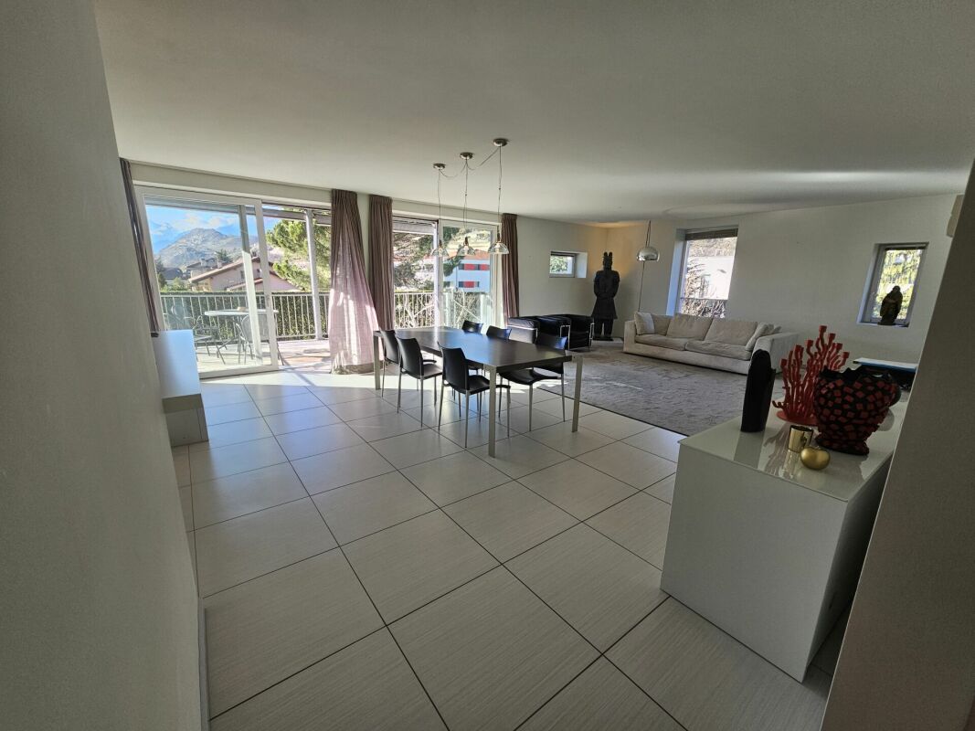 Appartement 4,5 pièces au rez-de-chaussée avec jardin privatif à Uvrier