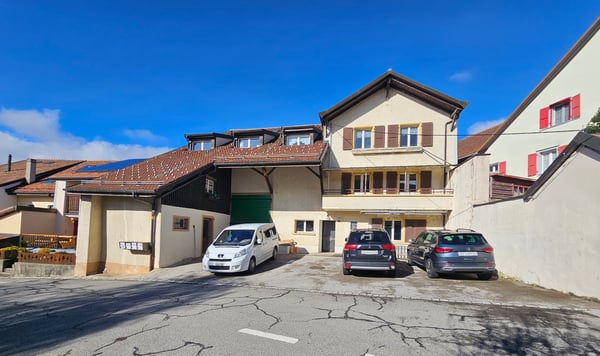 Magnifique propriété de 3 appartements à Longirod avec jardin 1