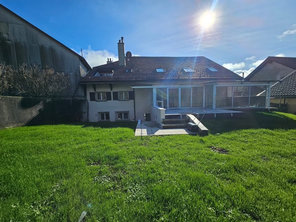 Magnifique propriété de 3 appartements à Longirod avec jardin 2