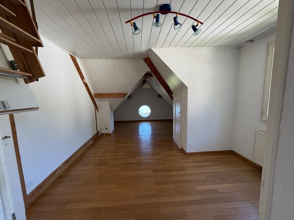 Charmant appartement de 2.5 pièces avec petit bureau et vue lac à Montreux 3