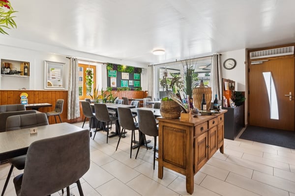 Immeuble mixte avec restaurant- Excellent potentiel de rendement 4