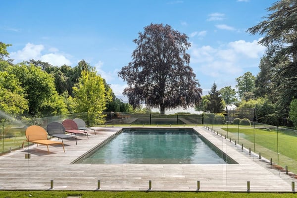 Propriété d'exception à deux pas du lac 9