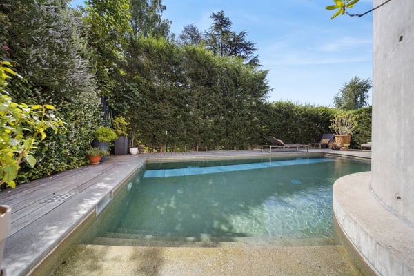 Villa d'architecte avec vue et piscine 8