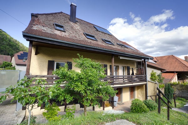 Maison paysanne de 1714 -- Trois logements, triplex familial et deux 2 2