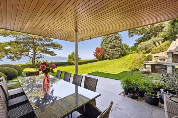 Une oeuvre architecturale suspendue entre ciel et lac 4