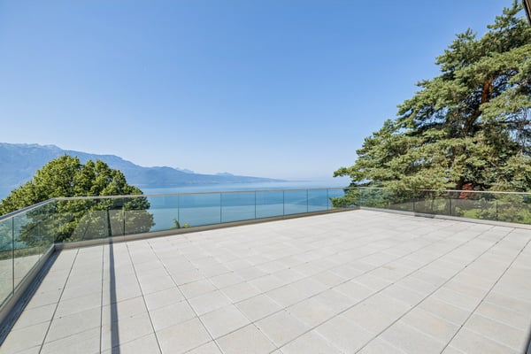 Une oeuvre architecturale suspendue entre ciel et lac 12