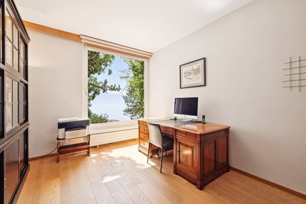 Une oeuvre architecturale suspendue entre ciel et lac 9
