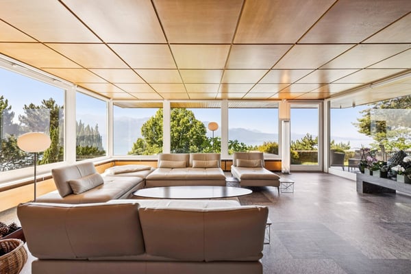 Une oeuvre architecturale suspendue entre ciel et lac 5