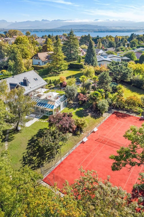 Propriété d'exception avec terrain de tennis et piscine intérieure 3