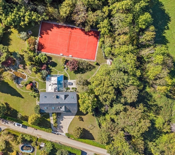 Propriété d'exception avec terrain de tennis et piscine intérieure 4