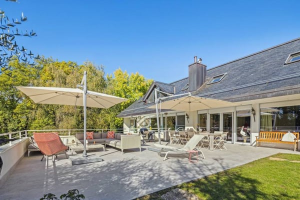 Propriété d'exception avec terrain de tennis et piscine intérieure 5