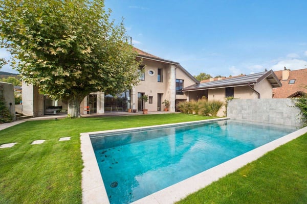 Villa d'Exception aux Volumes Majestueux avec Piscine 2