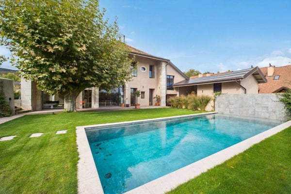 Villa d'Exception aux Volumes Majestueux avec Piscine 2