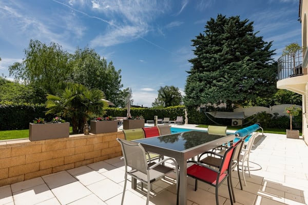 Magnifique propriété de 8.5 pièces avec grande terrasse et jardin 3