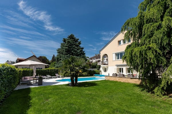 Magnifique propriété de 8.5 pièces avec grande terrasse et jardin 1