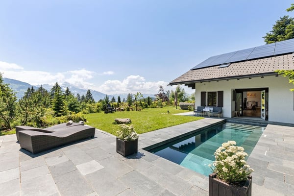Spacieux chalet avec piscine chauffée et vue imprenable sur les Alpes